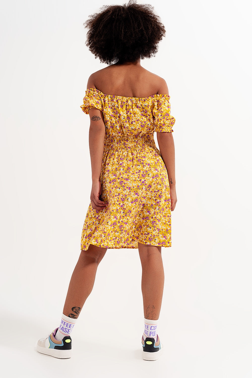 Vestido corto con escote Bardot detalle fruncido y volantes con estampado floral amarillo Q2