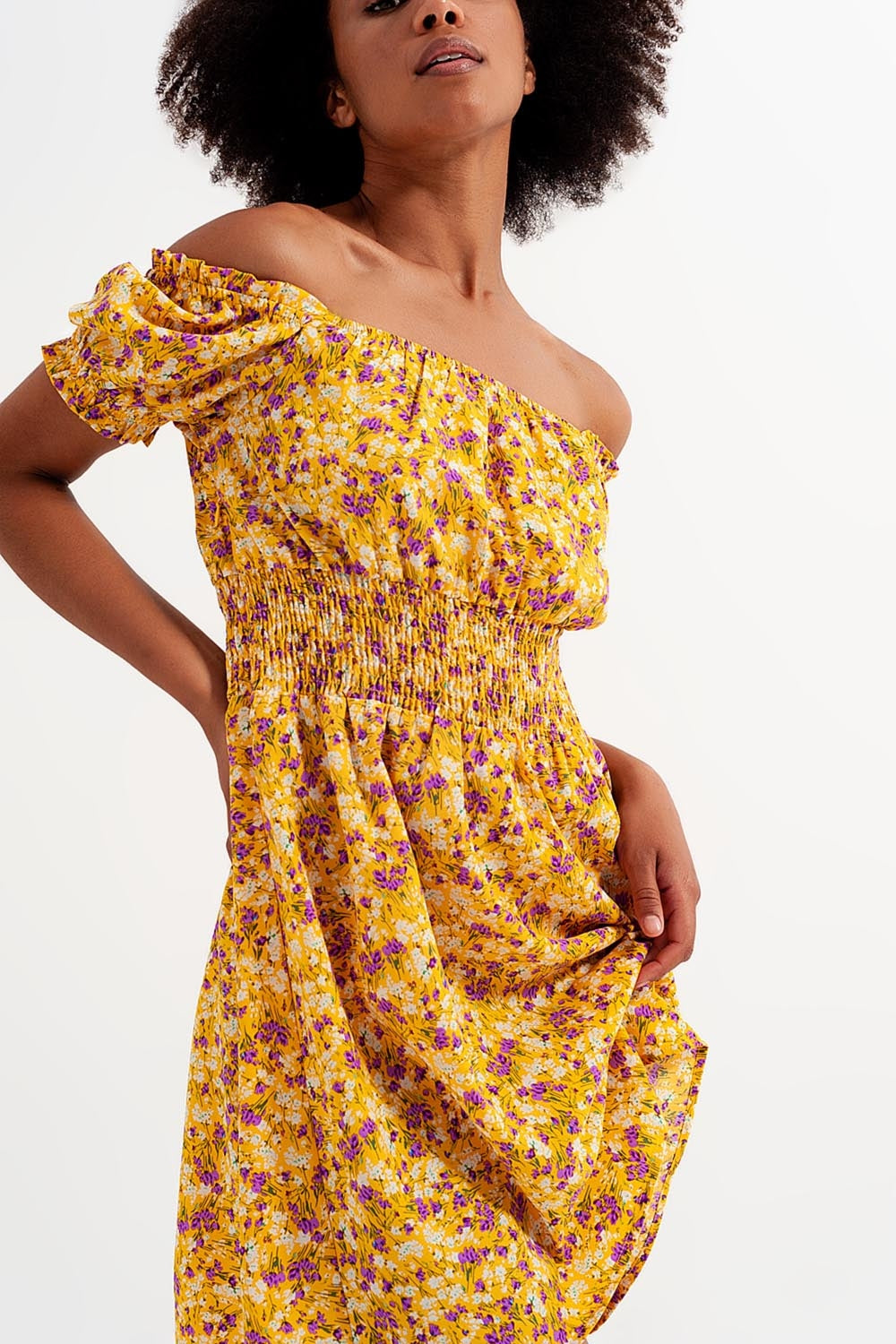 Vestido corto con escote Bardot detalle fruncido y volantes con estampado floral amarillo Q2