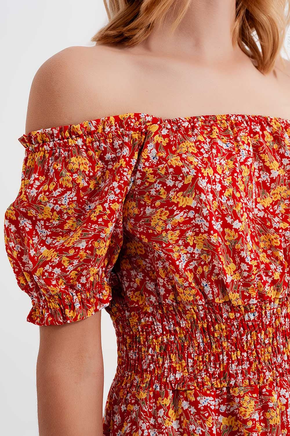Vestido corto con escote Bardot detalle fruncido y volantes con estampado floral rojo Q2