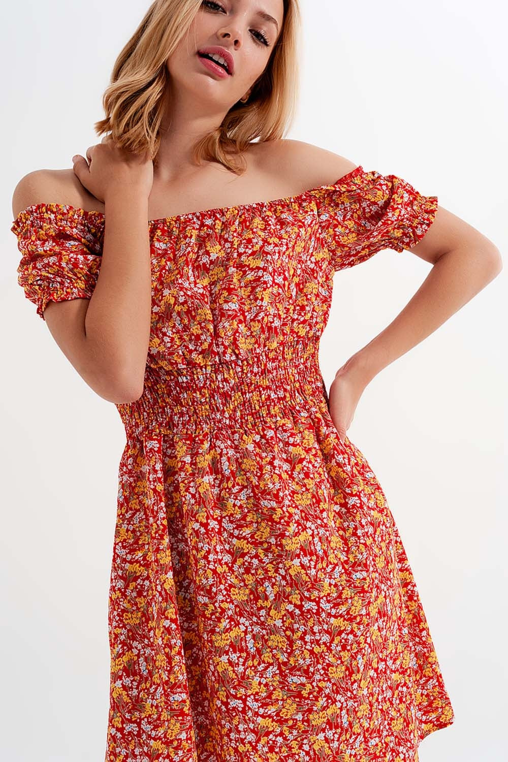 Vestido corto con escote Bardot detalle fruncido y volantes con estampado floral rojo Q2