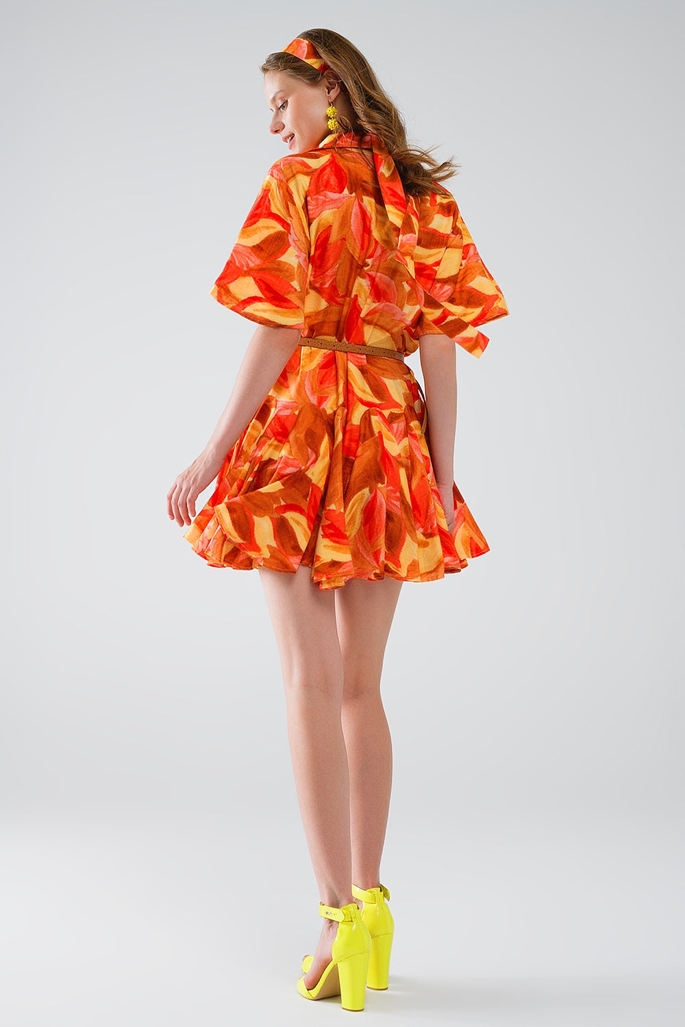 Vestido corto con estampado abstracto en marrón rojo y marrón Q2