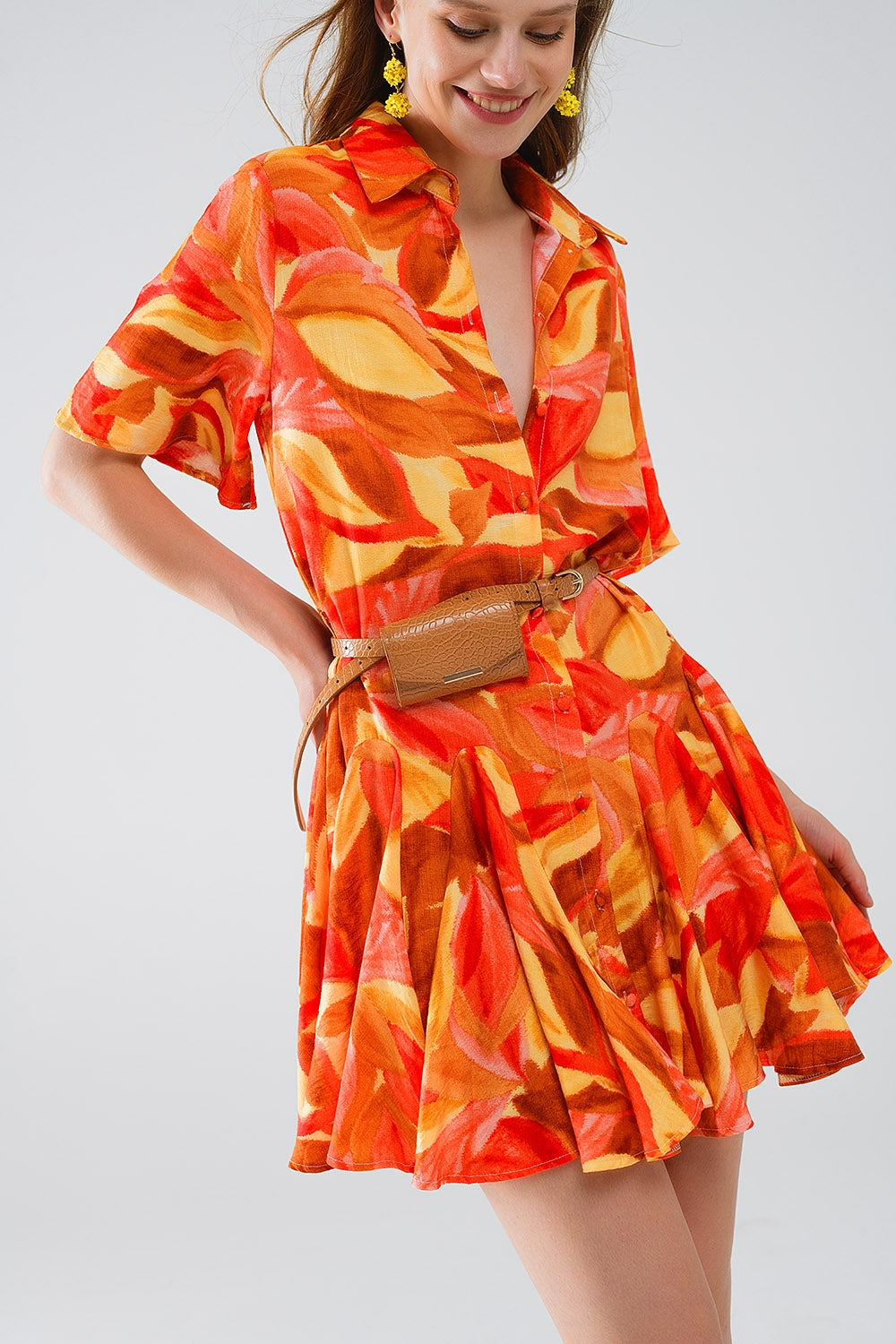 Vestido corto con estampado abstracto en marrón rojo y marrón Q2