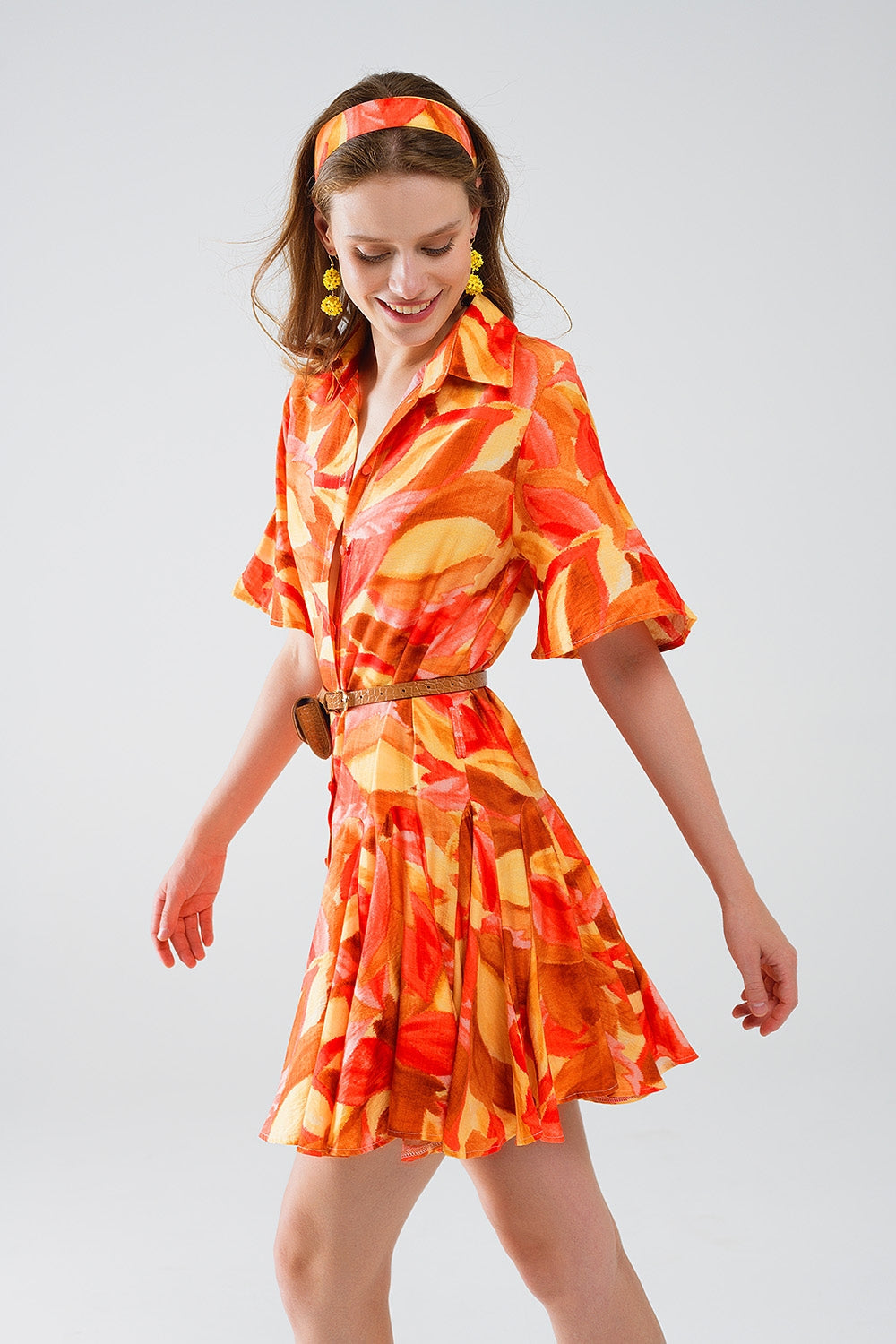 Vestido corto con estampado abstracto en marrón rojo y marrón Q2