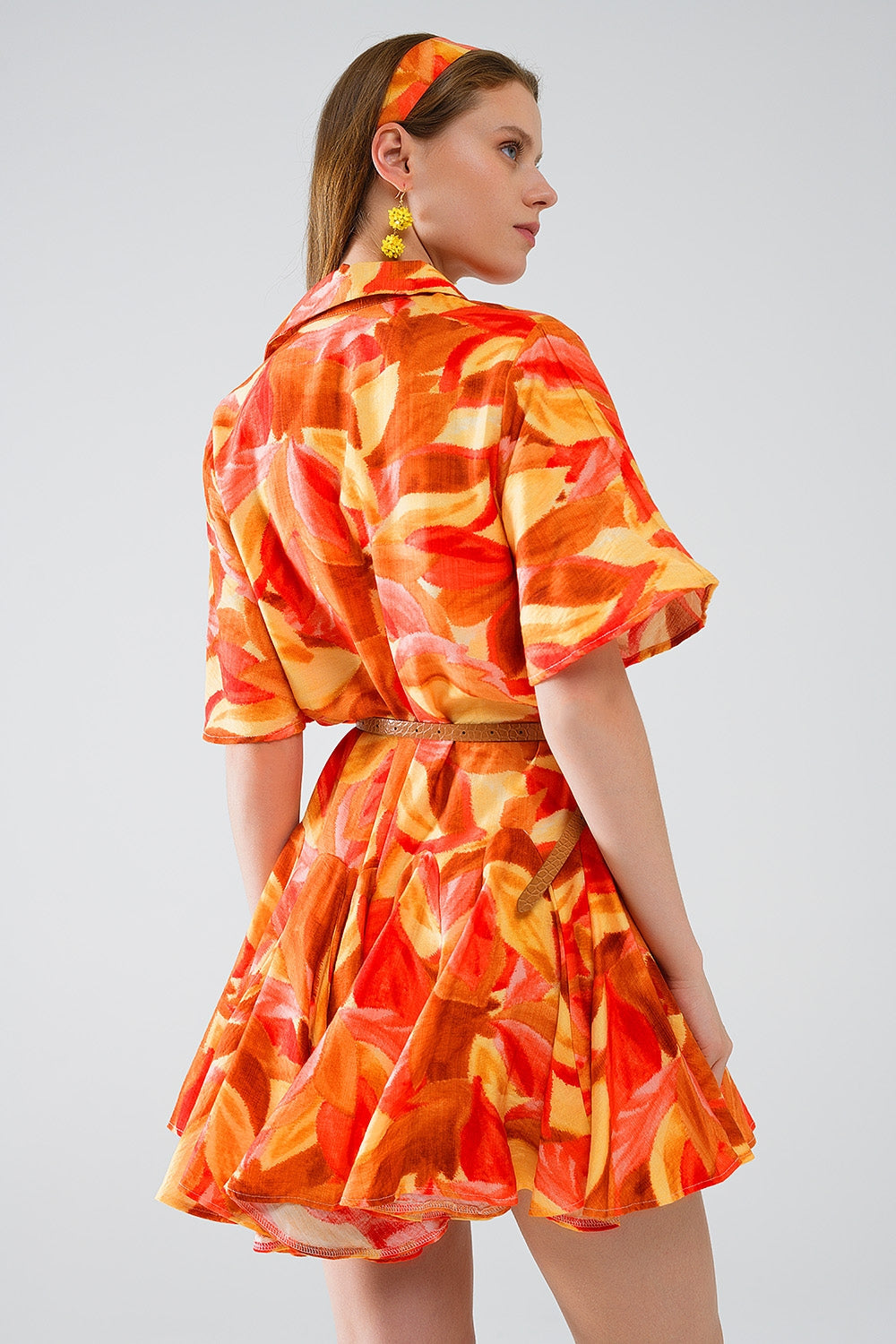 Vestido corto con estampado abstracto en marrón rojo y marrón Q2