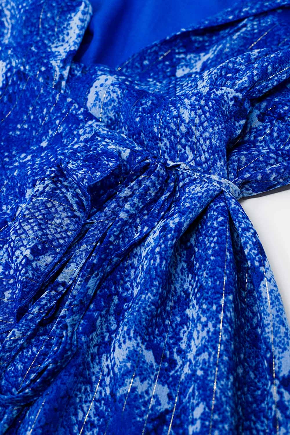 Vestido corto con estampado animal azul y lúrex dorado Q2
