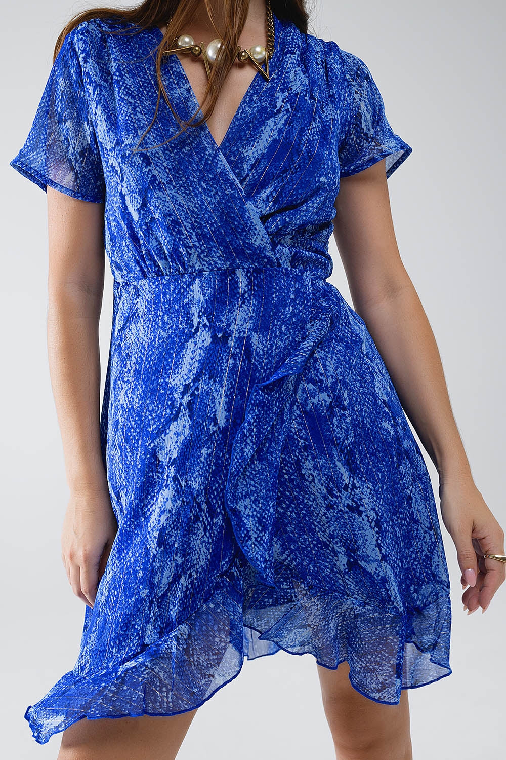 Vestido corto con estampado animal azul y lúrex dorado Q2