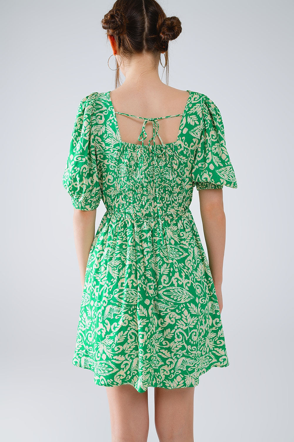 vestido corto con estampado floral y espalda fruncida en verde Q2