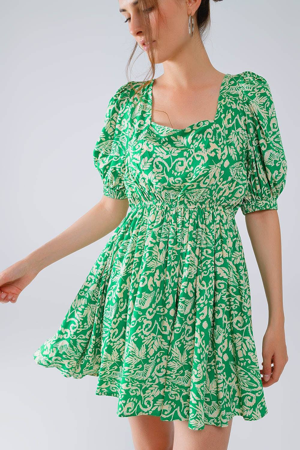 vestido corto con estampado floral y espalda fruncida en verde Q2