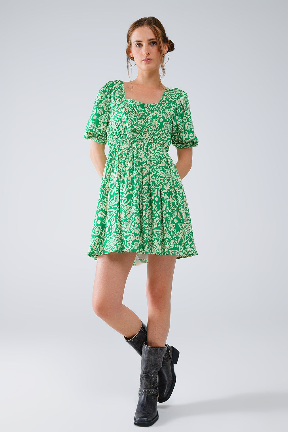 vestido corto con estampado floral y espalda fruncida en verde Q2