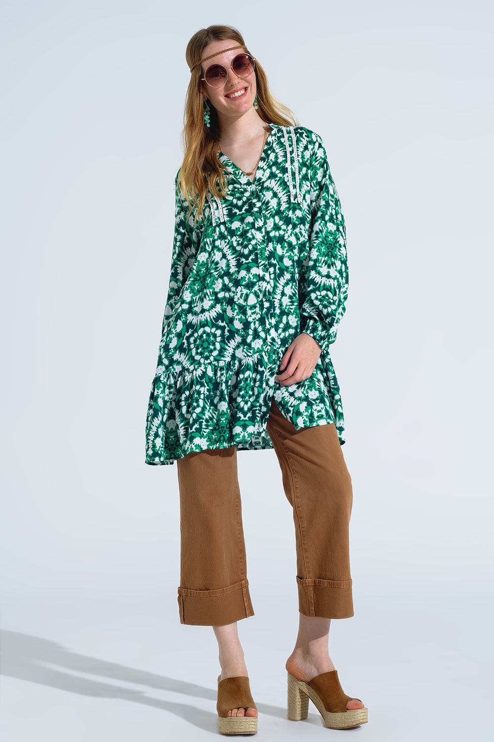 Vestido corto con estampado tie dye mangas largas y ribete de encaje en verde Q2