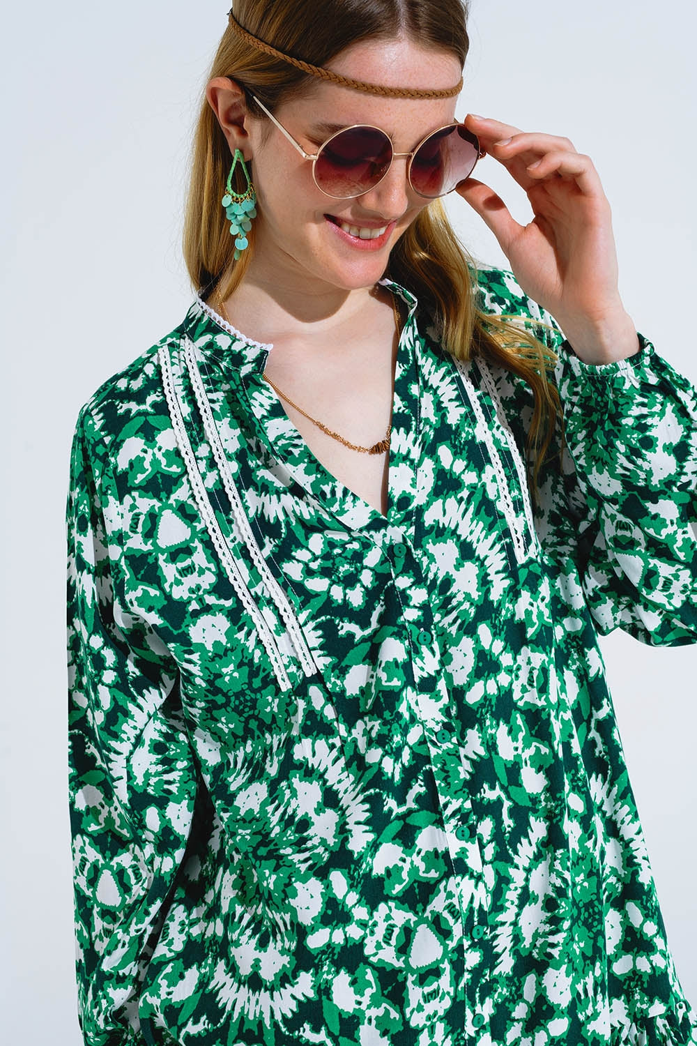 Vestido corto con estampado tie dye mangas largas y ribete de encaje en verde Q2