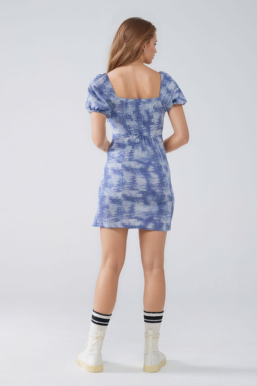 Vestido corto con mangas abullonadas en estampado abstracto azul y blanco Q2