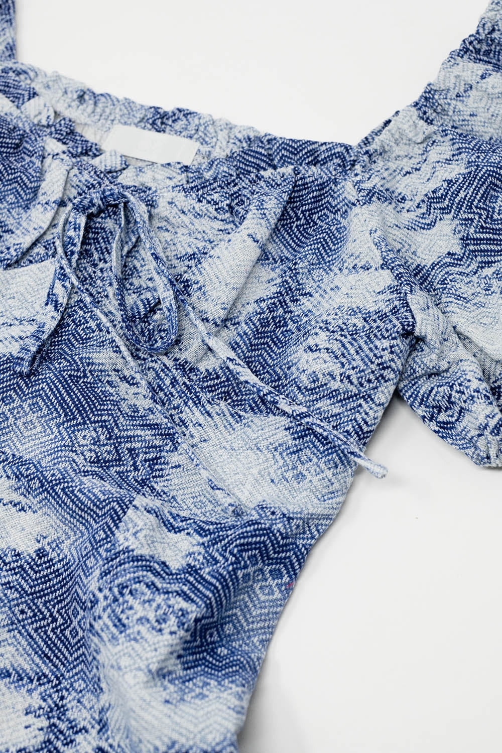 Vestido corto con mangas abullonadas en estampado abstracto azul y blanco Q2