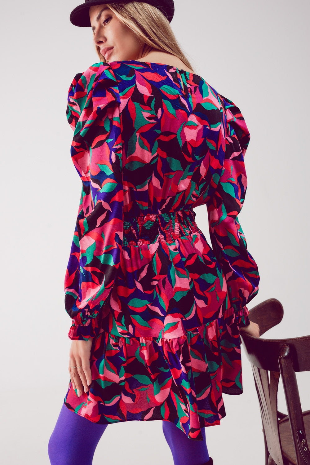 Vestido corto con mangas abullonadas en negro Q2