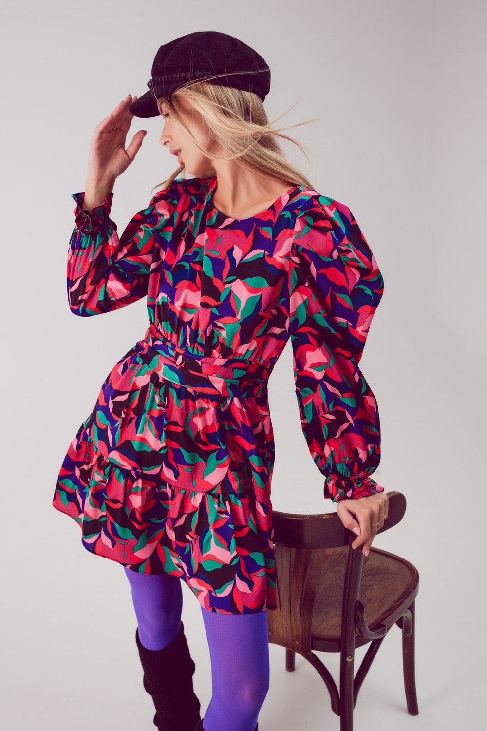 Vestido corto con mangas abullonadas en negro Q2