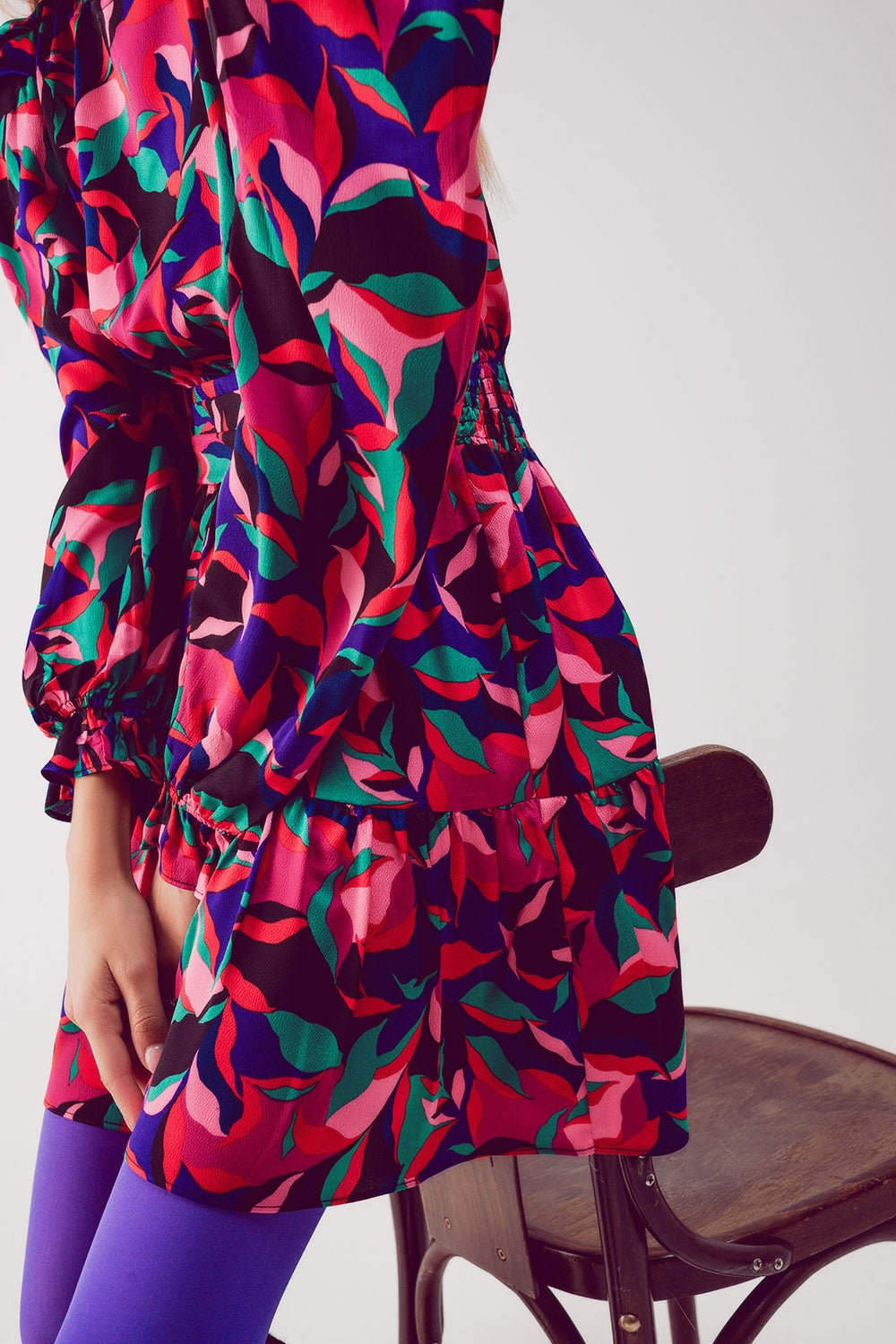 Vestido corto con mangas abullonadas en negro Q2