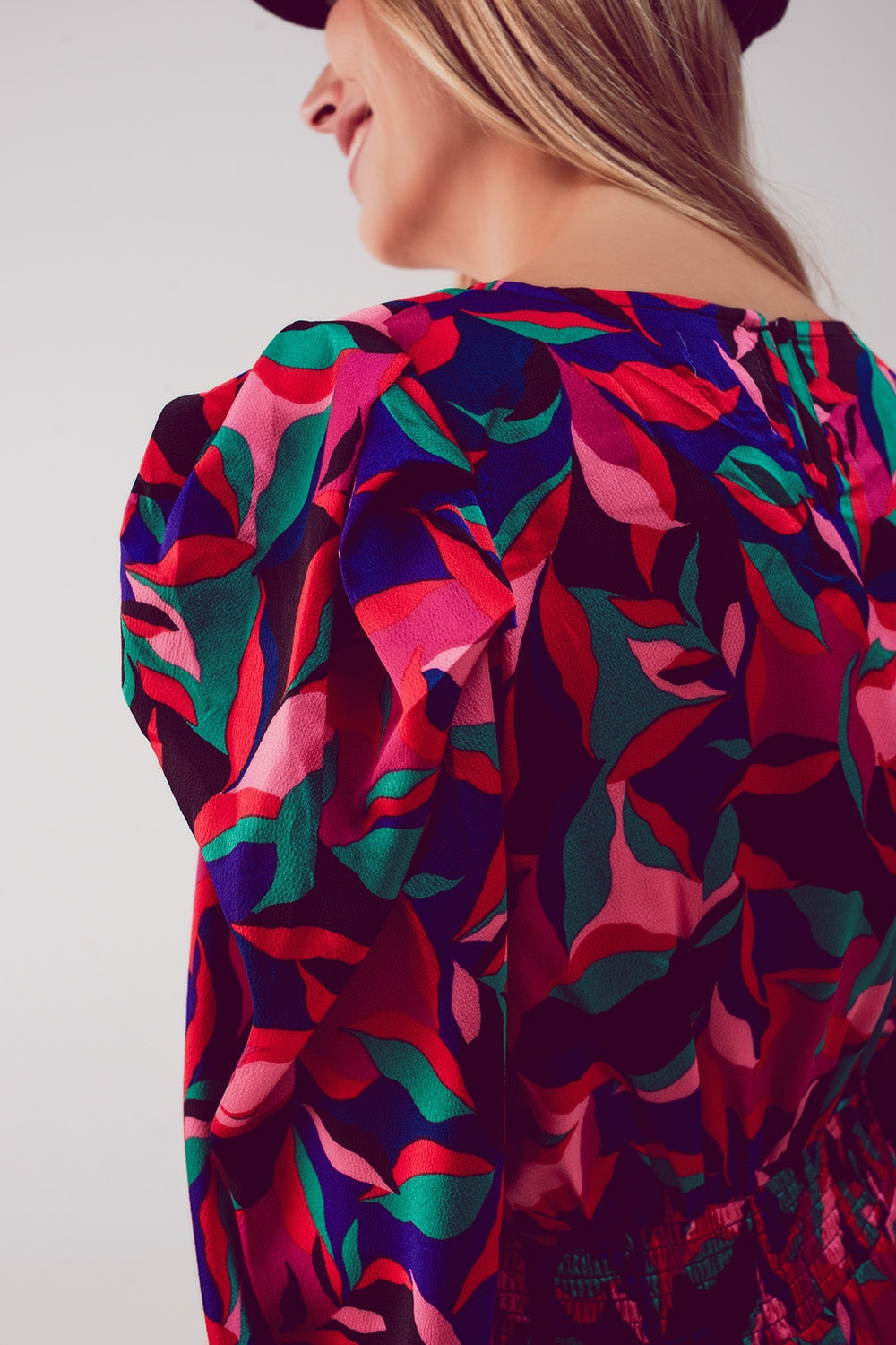 Vestido corto con mangas abullonadas en negro Q2