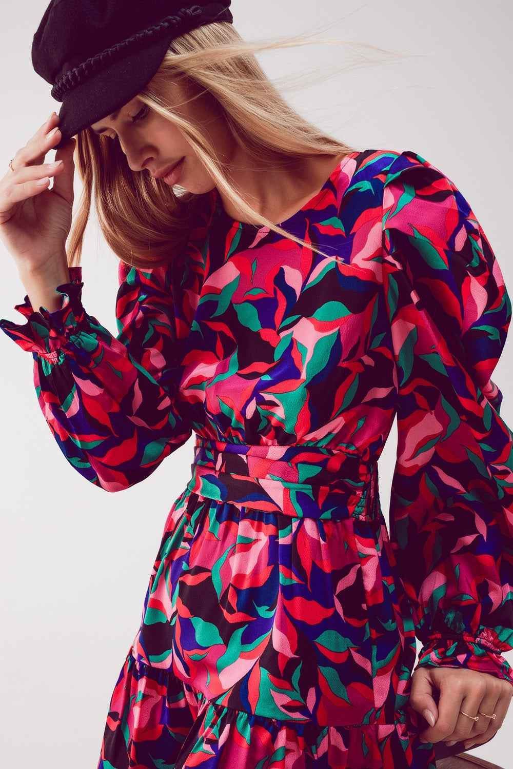 Vestido corto con mangas abullonadas en negro Q2