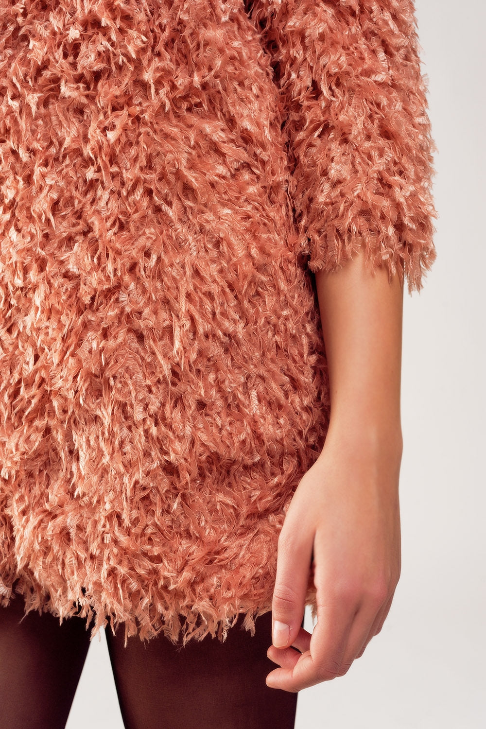 Vestido corto con mangas tres cuartos y diseño de plumas en rosa Q2