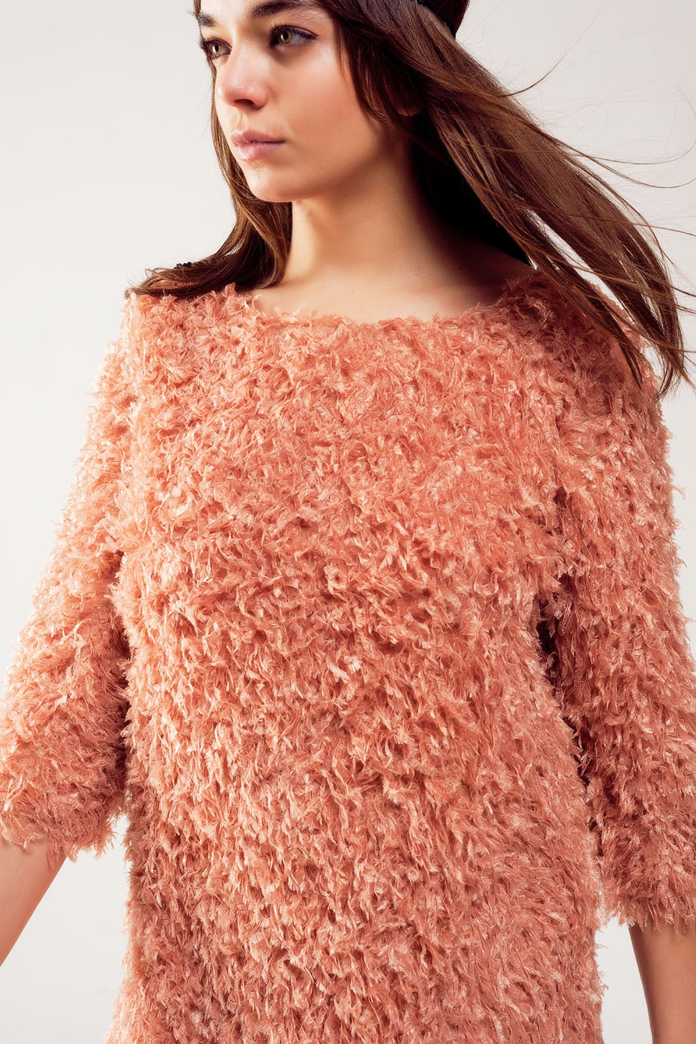 Vestido corto con mangas tres cuartos y diseño de plumas en rosa Q2