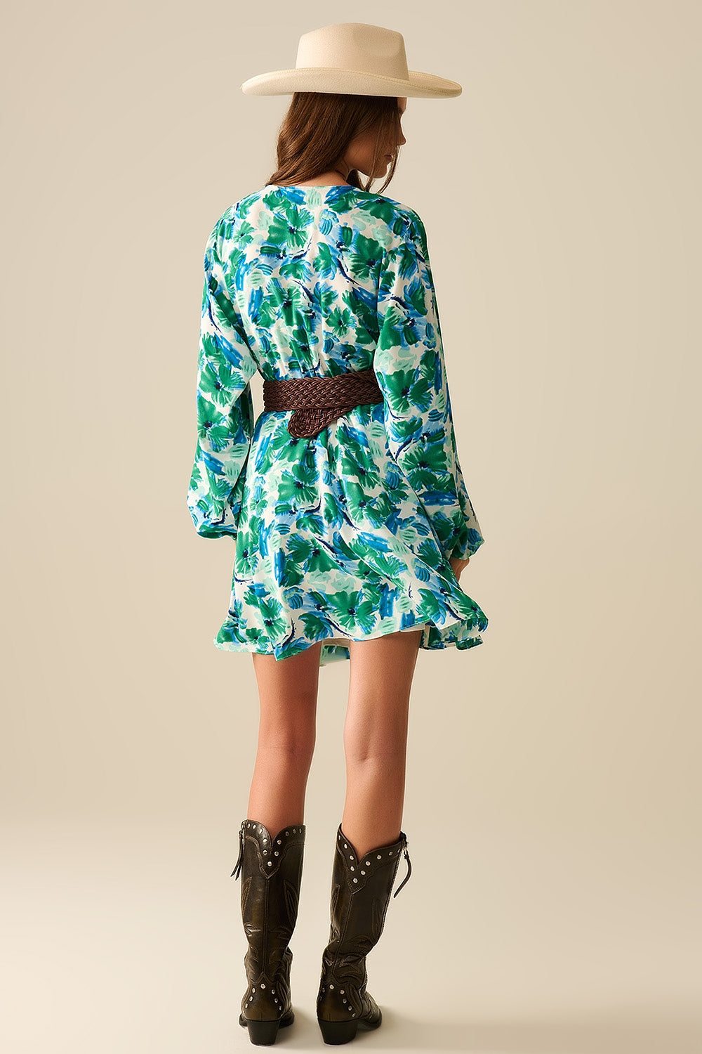 vestido corto con un amplio escote en V y estampado floral Q2