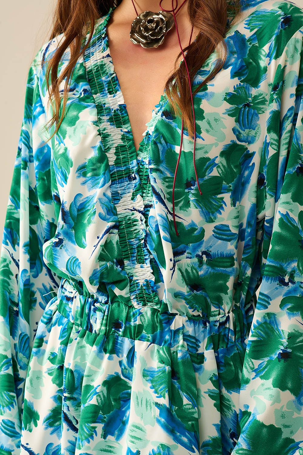 vestido corto con un amplio escote en V y estampado floral Q2