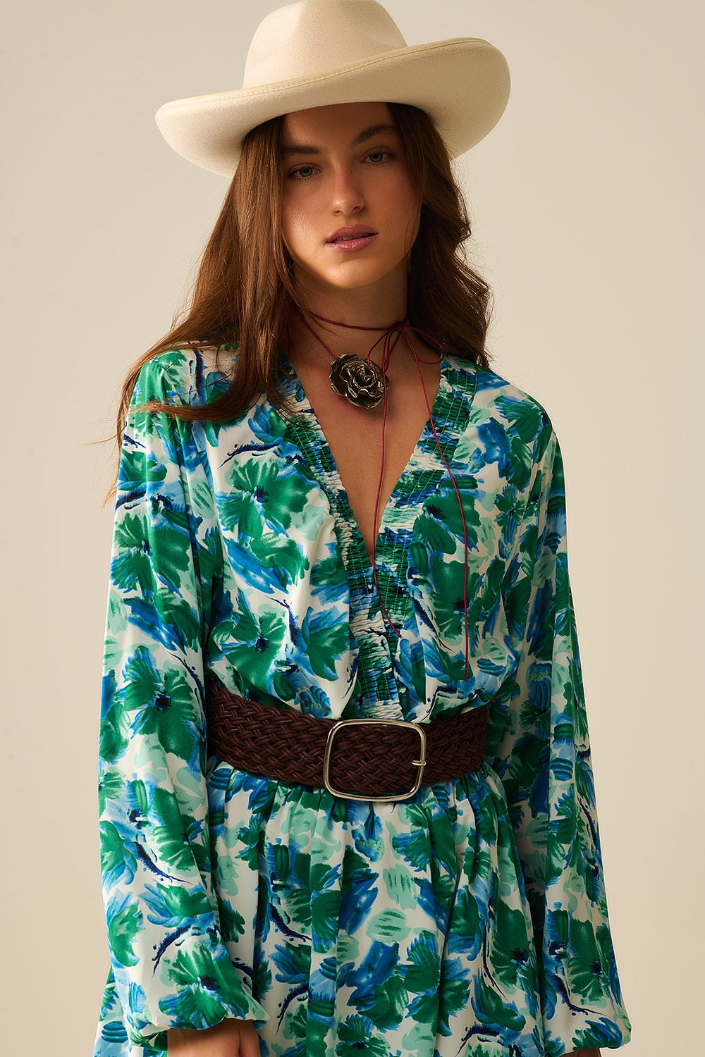 vestido corto con un amplio escote en V y estampado floral Q2