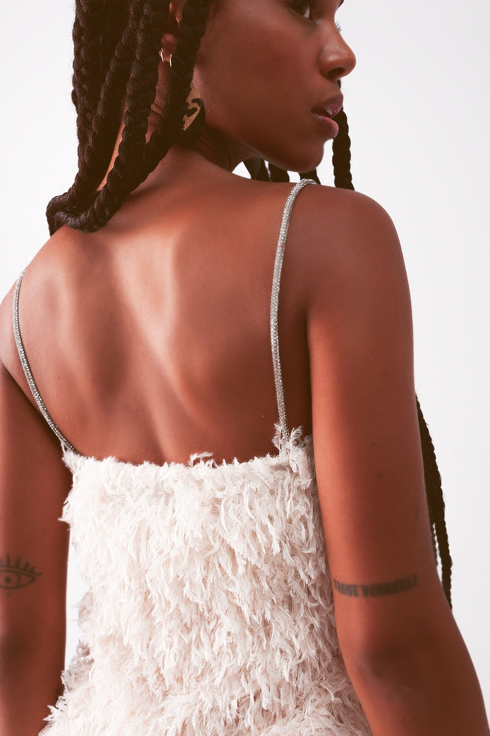 Vestido corto crema con diseño integral de plumas sintéticas Q2