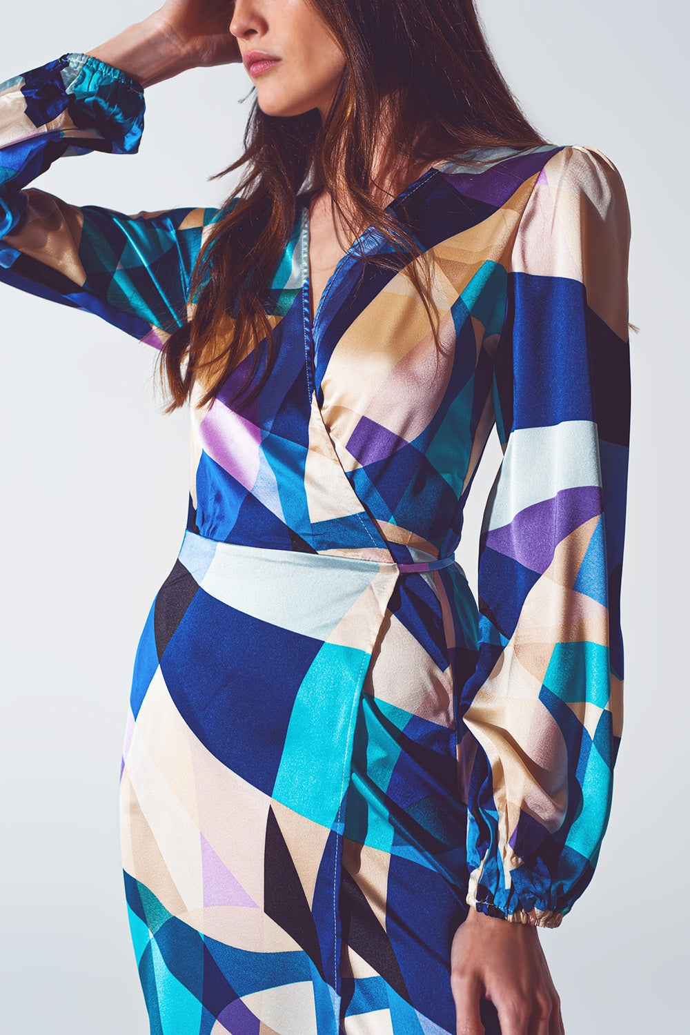 Vestido corto cruzado con estampado abstracto en azul Q2