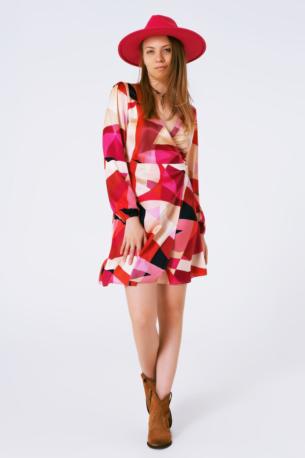 Vestido corto cruzado con estampado abstracto en fuxia Q2