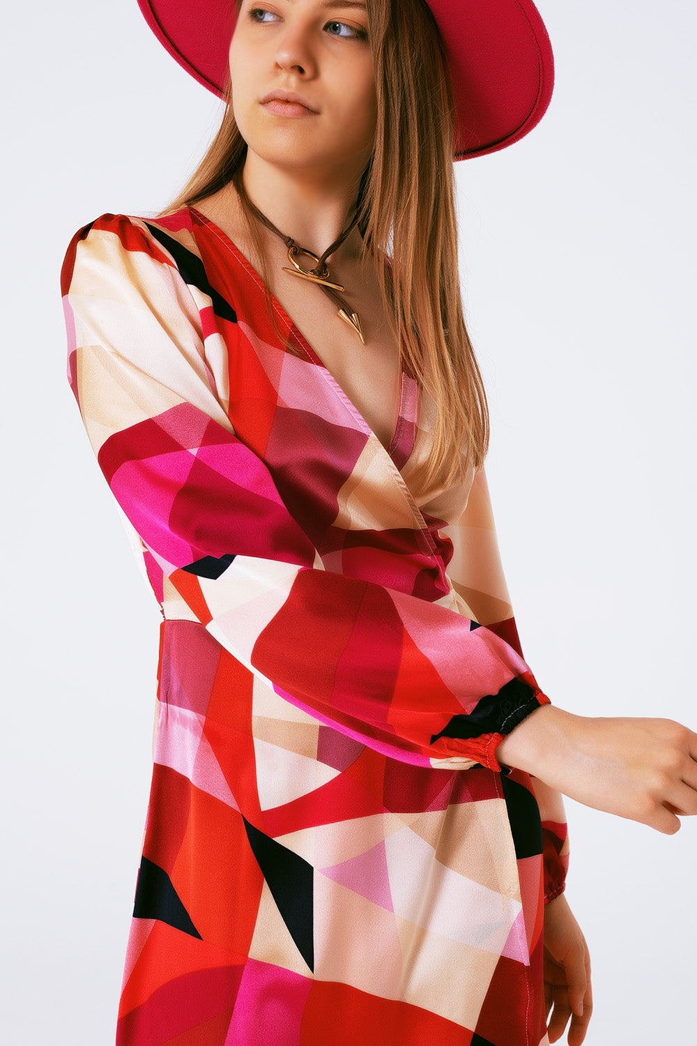 Vestido corto cruzado con estampado abstracto en fuxia Q2