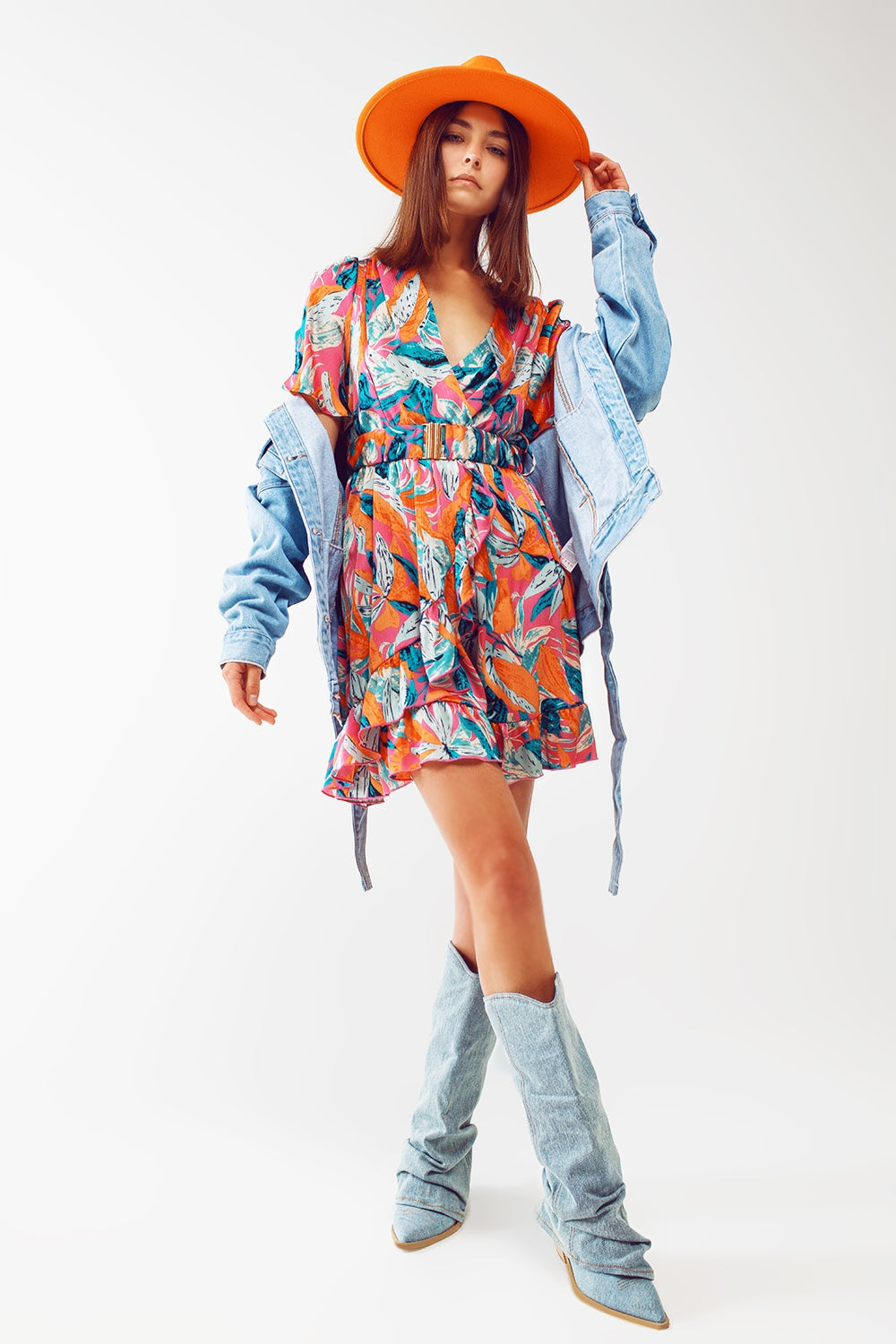 Vestido corto cruzado con estampado floral y cinturón en naranja Q2