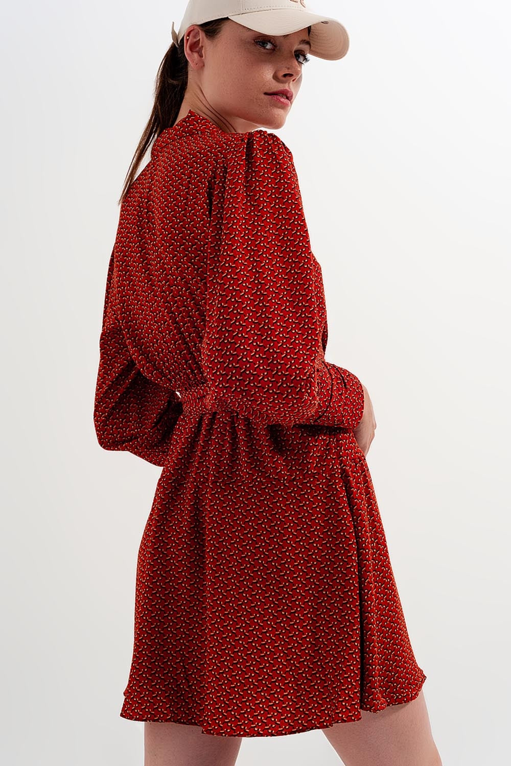 Vestido corto cruzado y escotado con estampado geométrico Q2