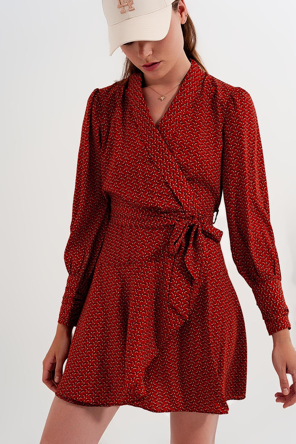 Vestido corto cruzado y escotado con estampado geométrico Q2