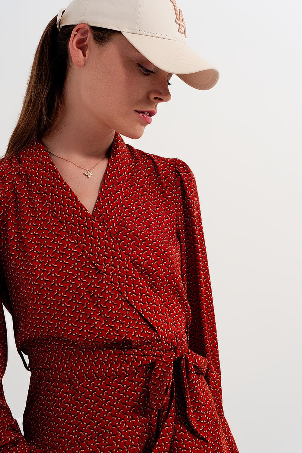 Vestido corto cruzado y escotado con estampado geométrico Q2