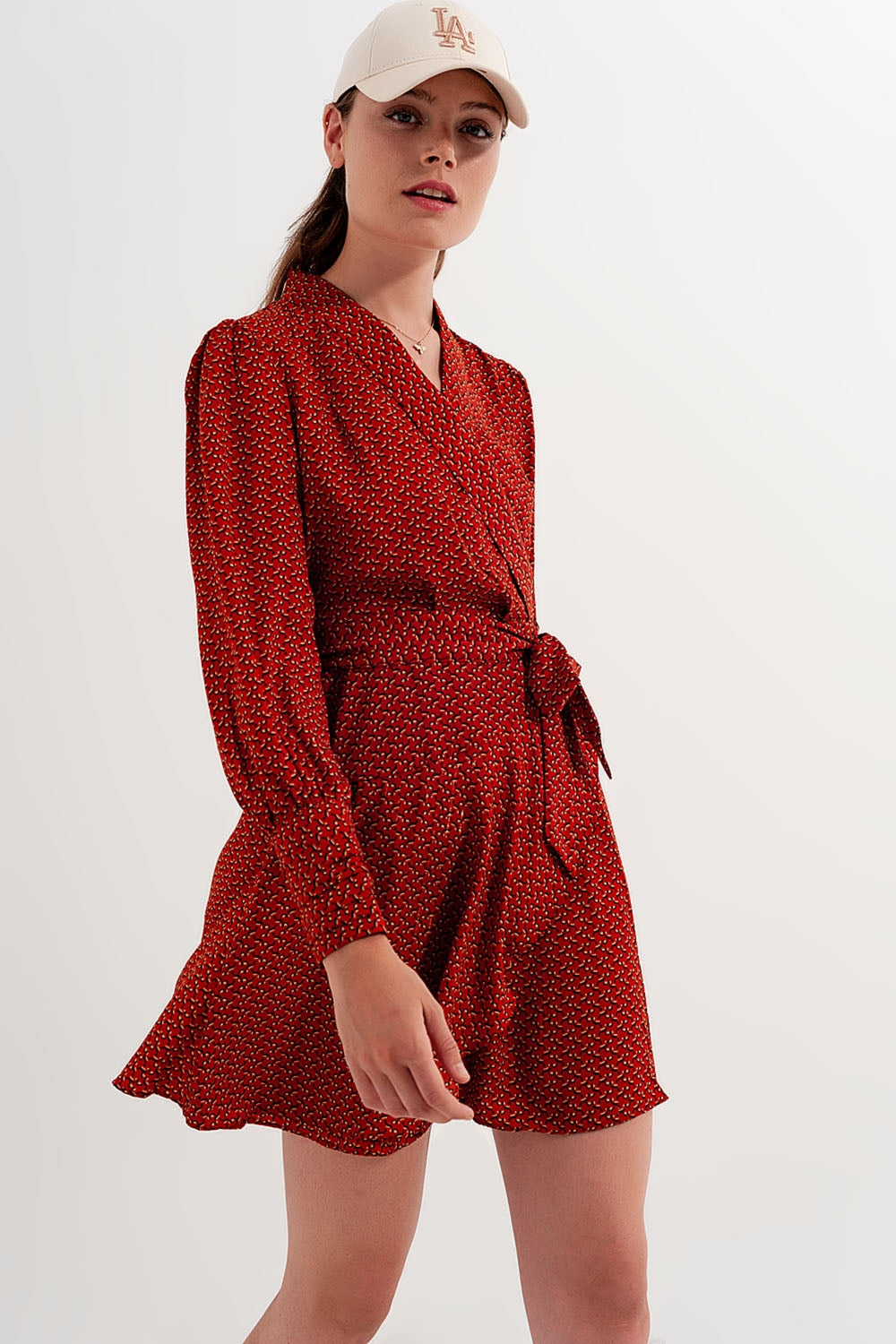 Vestido corto cruzado y escotado con estampado geométrico Q2