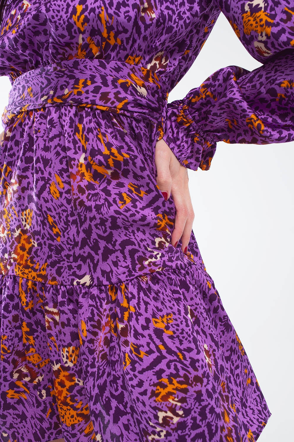 Vestido corto estampado con falda a capas y puño de volantes en morado Q2