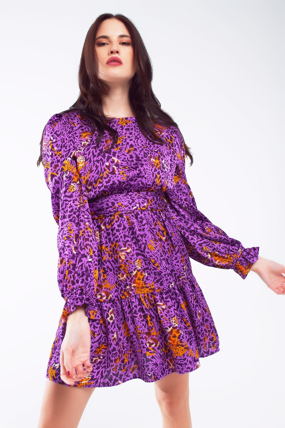 Vestido corto estampado con falda a capas y puño de volantes en morado Q2