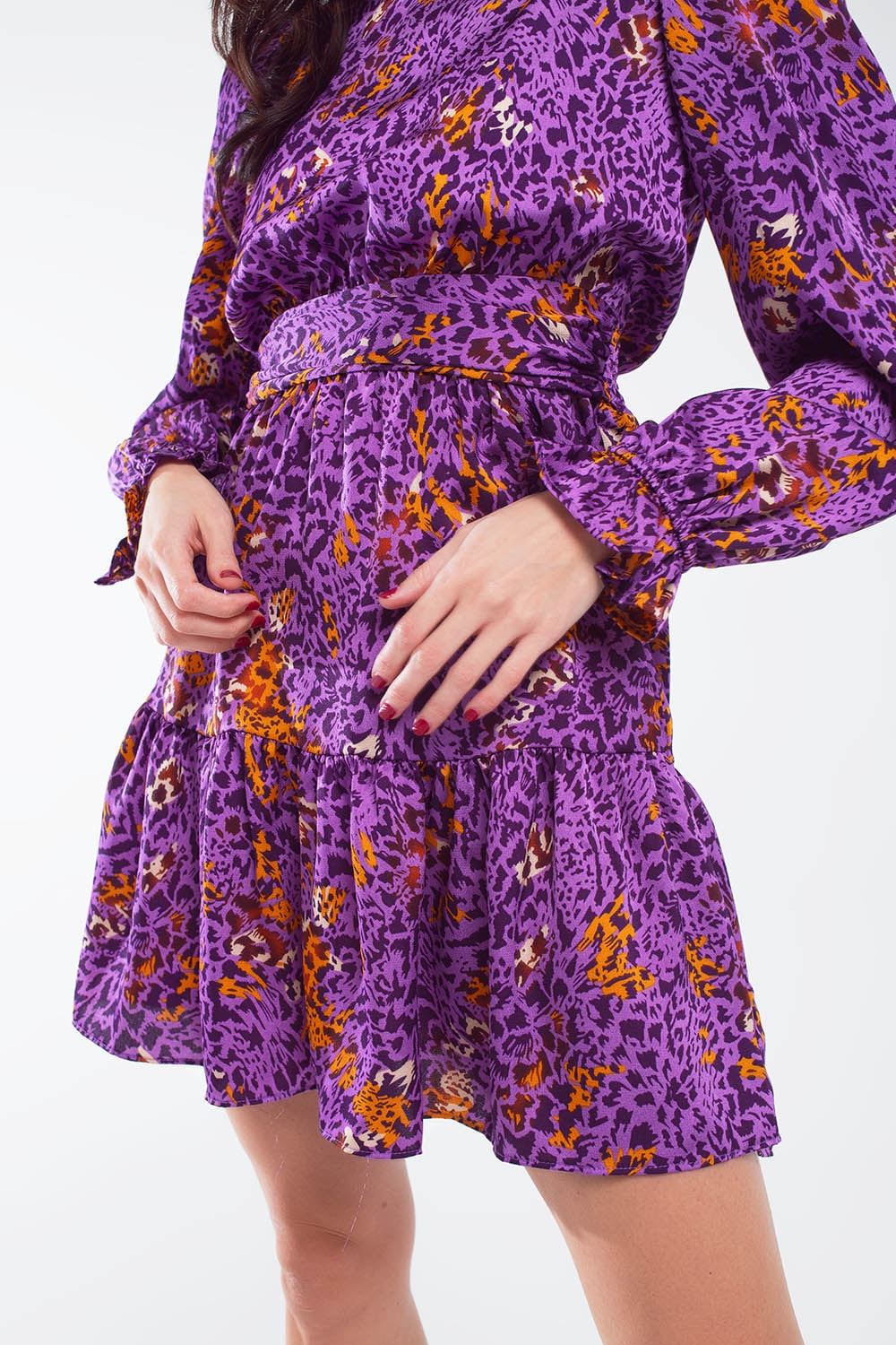 Vestido corto estampado con falda a capas y puño de volantes en morado Q2