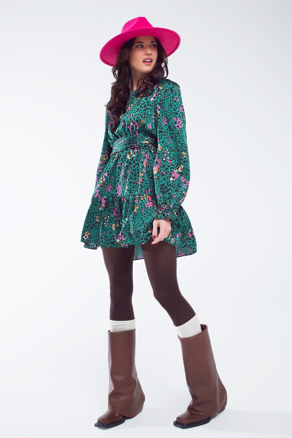 Vestido corto estampado con falda de vuelo y volante en verde bosque Q2