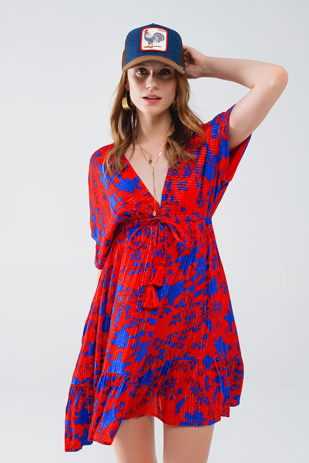 Vestido corto fluido rojo con estampado floral azul Q2