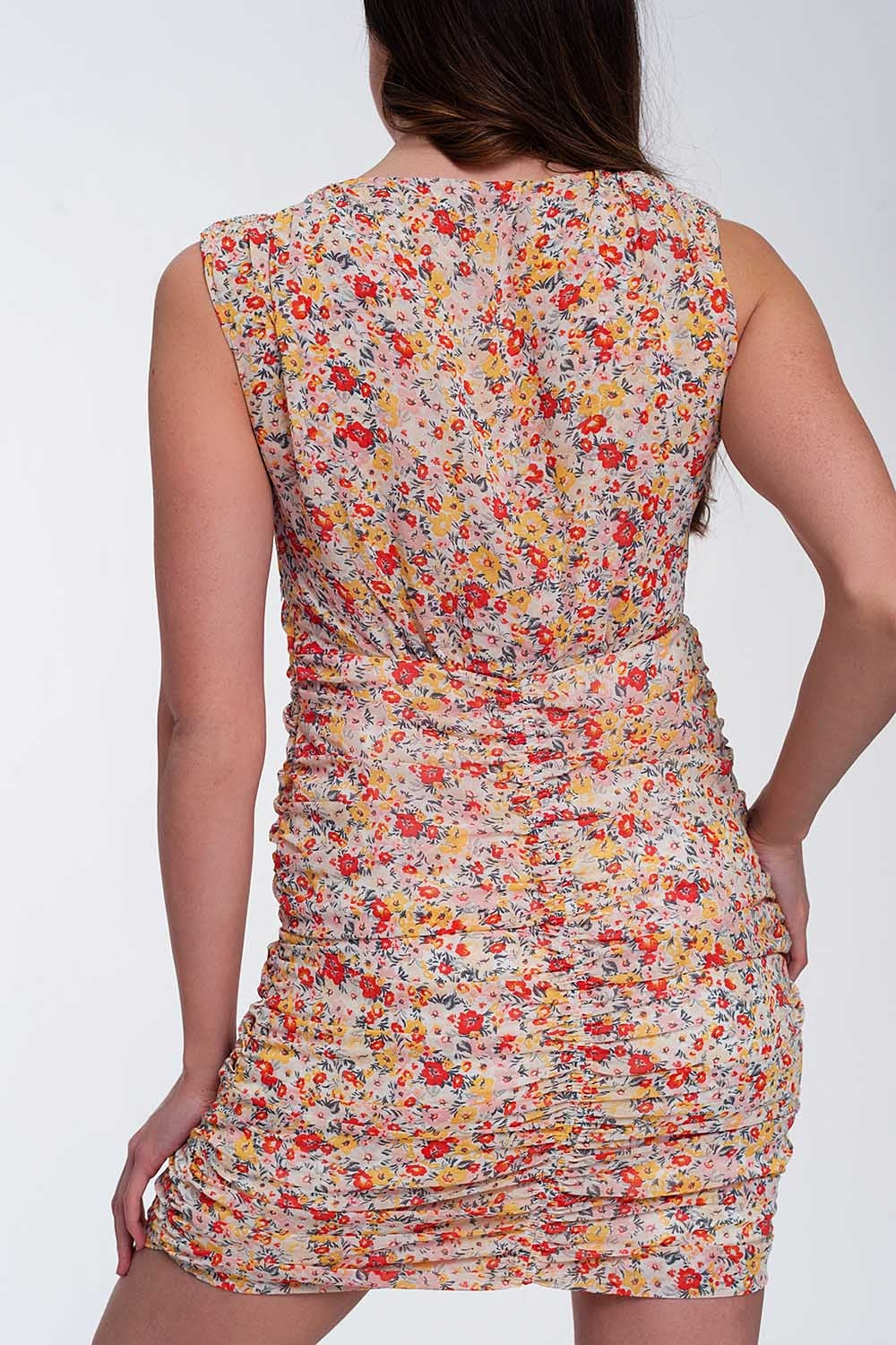 Vestido corto fruncido con estampado floral Q2