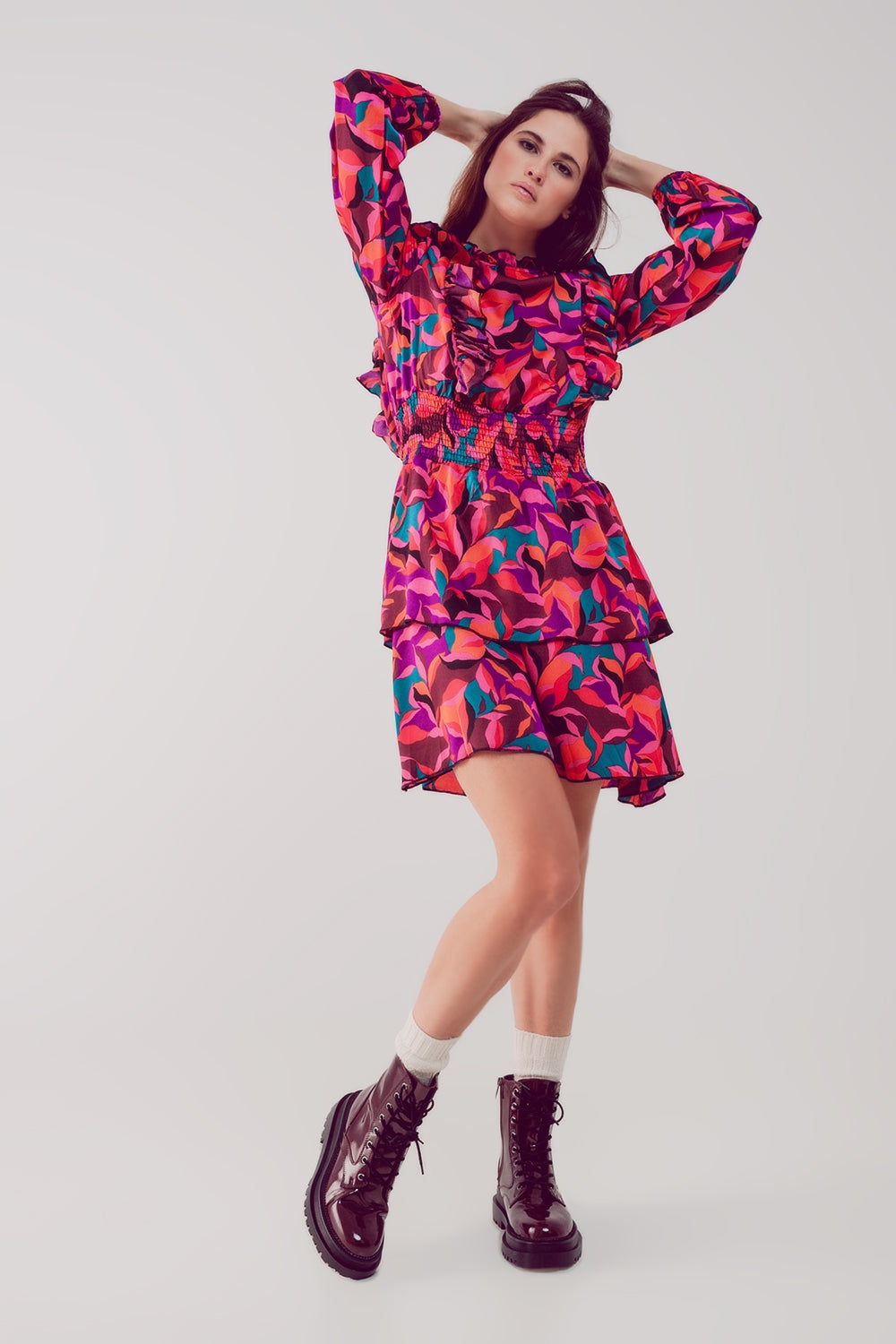Vestido corto fucsia con estampado floral capas y volantes Q2
