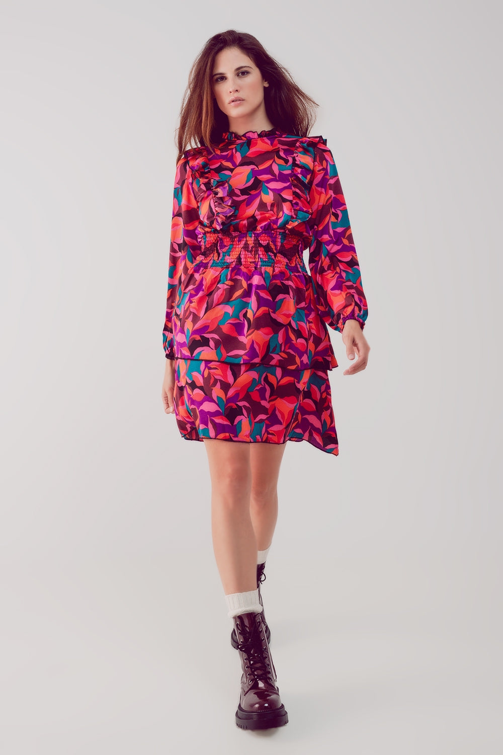 Q2 Vestido corto fucsia con estampado floral capas y volantes