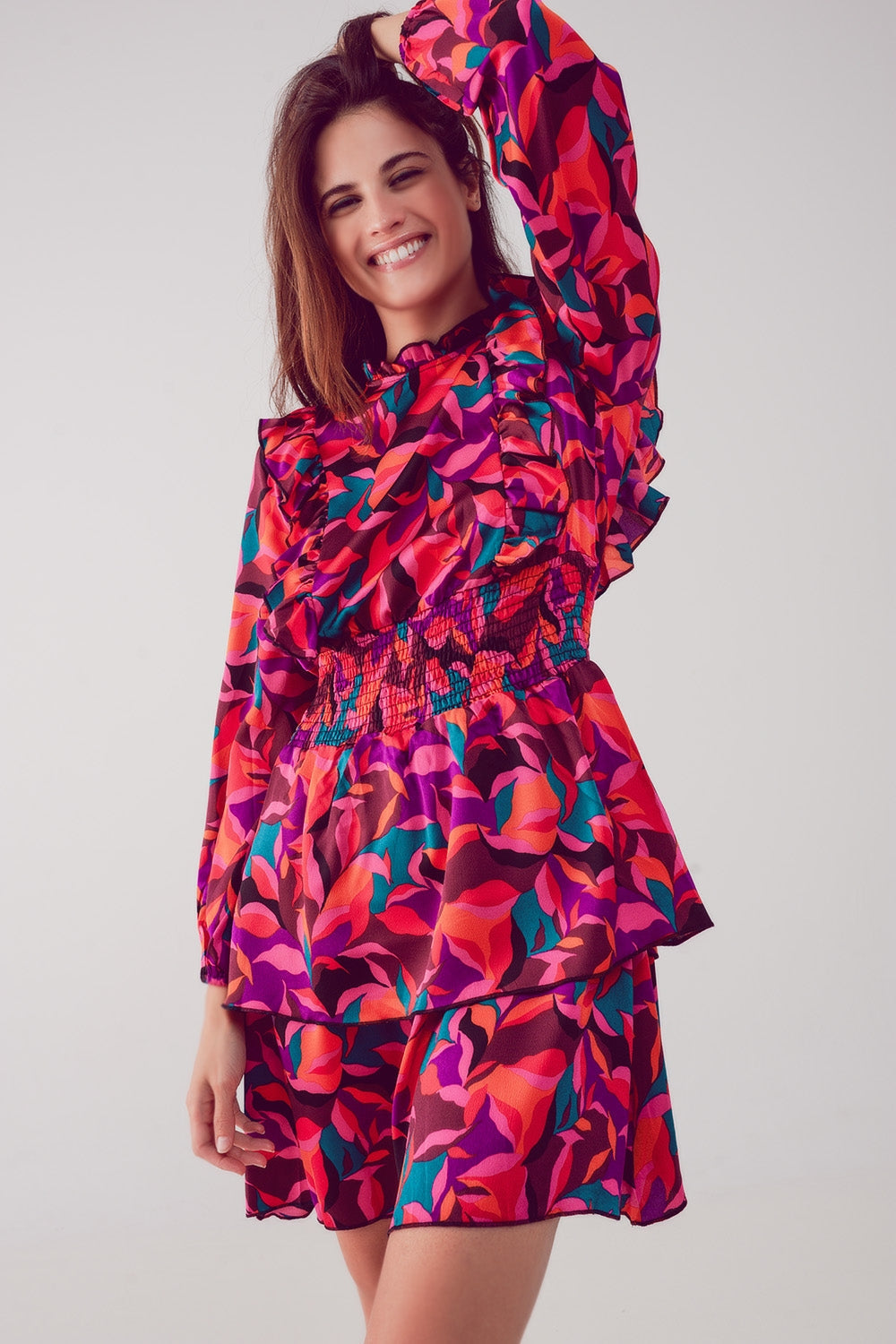 Vestido corto fucsia con estampado floral capas y volantes Q2