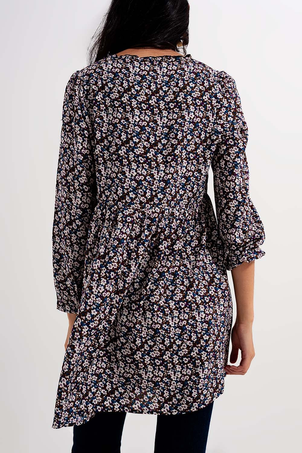 Vestido corto marrón con estampado de flores y botones Q2