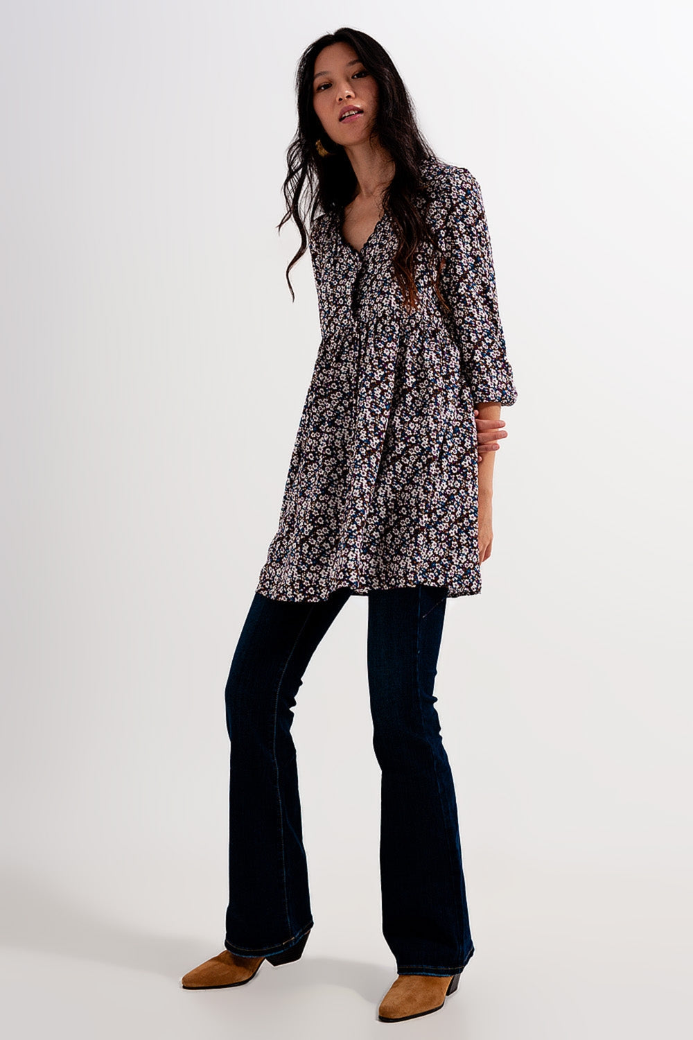 Vestido corto marrón con estampado de flores y botones Q2