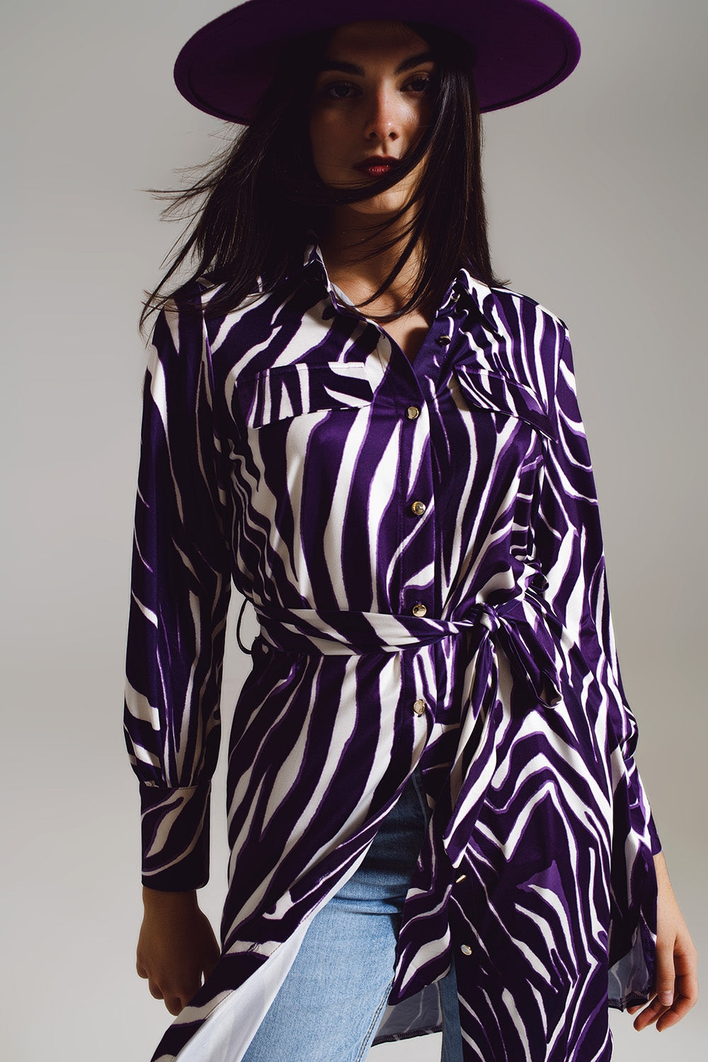 Vestido corto midi con estampado de cebra en blanco y morado. Q2