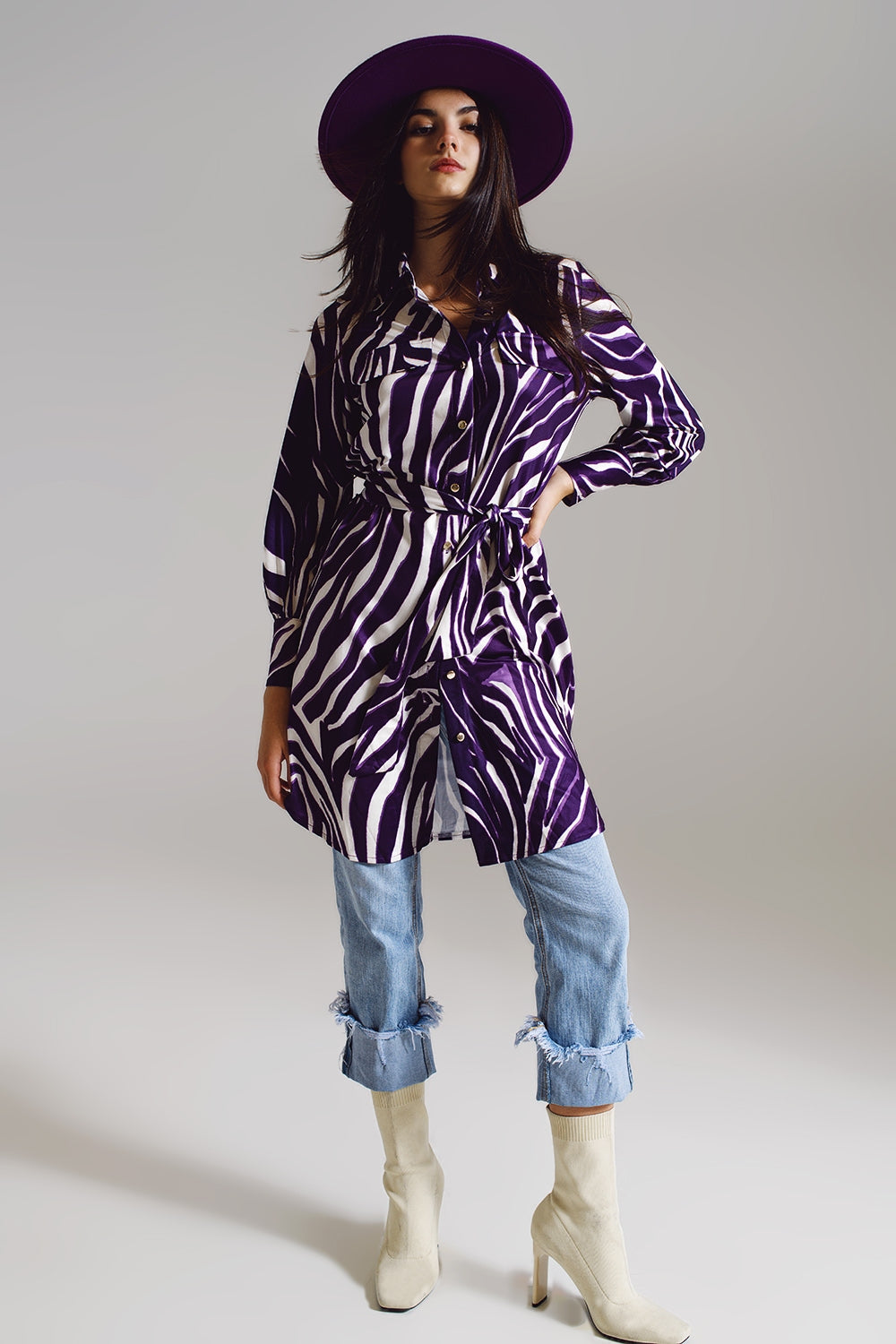 Q2 Vestido corto midi con estampado de cebra en blanco y morado.
