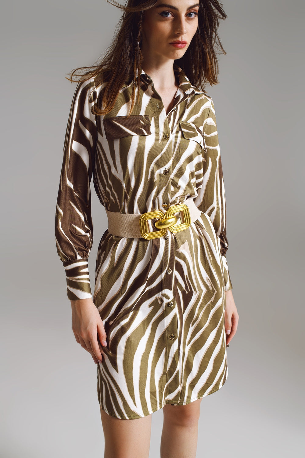 Vestido corto midi con estampado de cebra en blanco y verde oliva Q2
